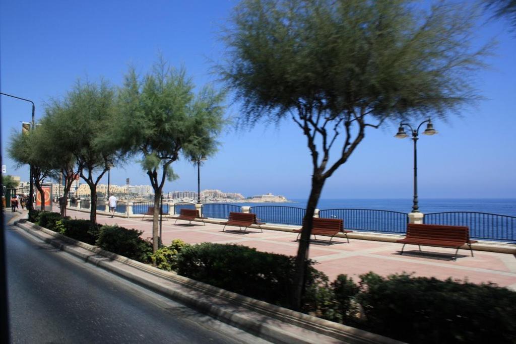 Picturesque Sliema Pad Steps From The Seafront Apartment Exterior photo